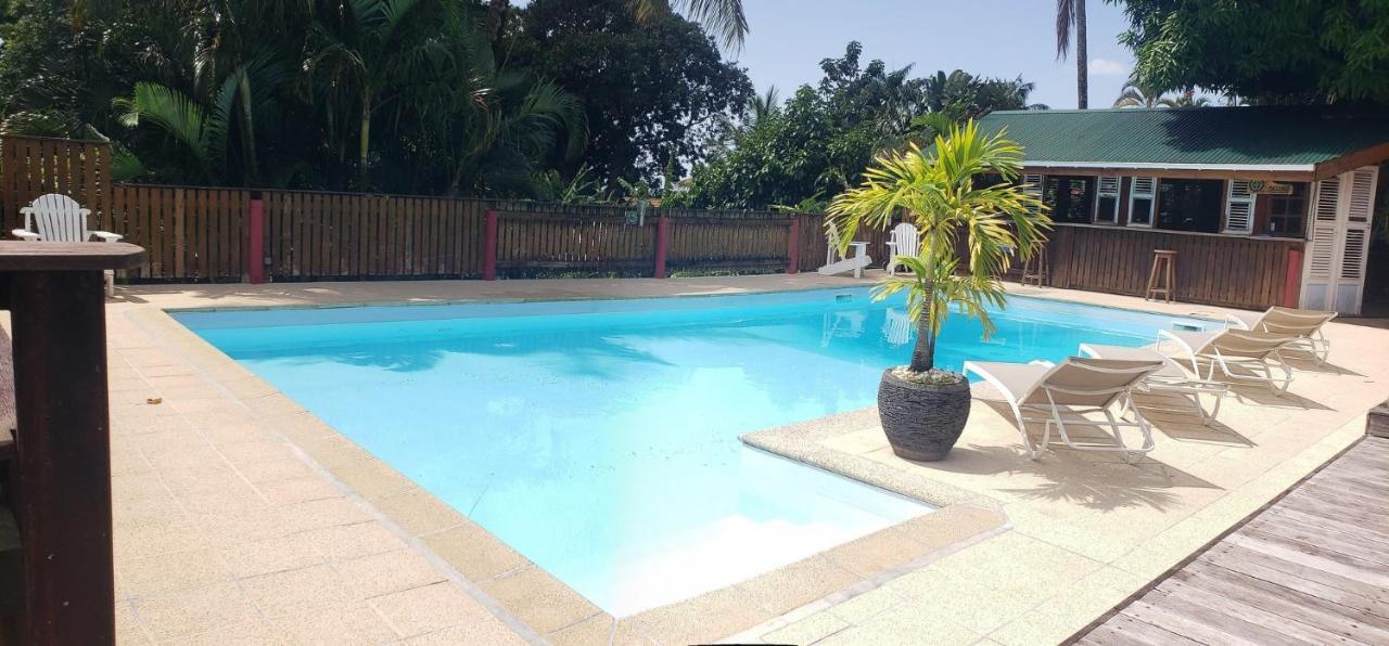 Les Bananes Vertes Ecolodges Saint-Claude Luaran gambar